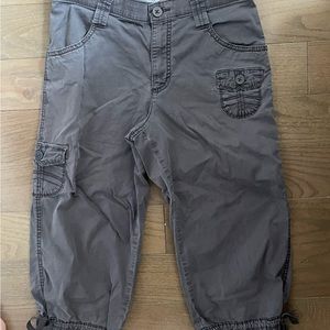 Super cute Y2K Lee Cargo Capris. Great for summer!